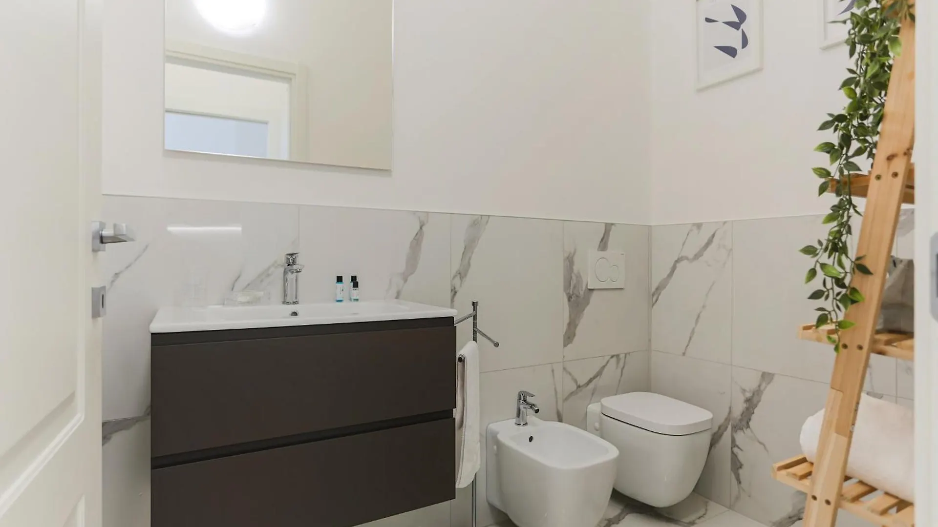 The Best Rent - Modern One Bedroom Apartment In San Babila Milan 0*,