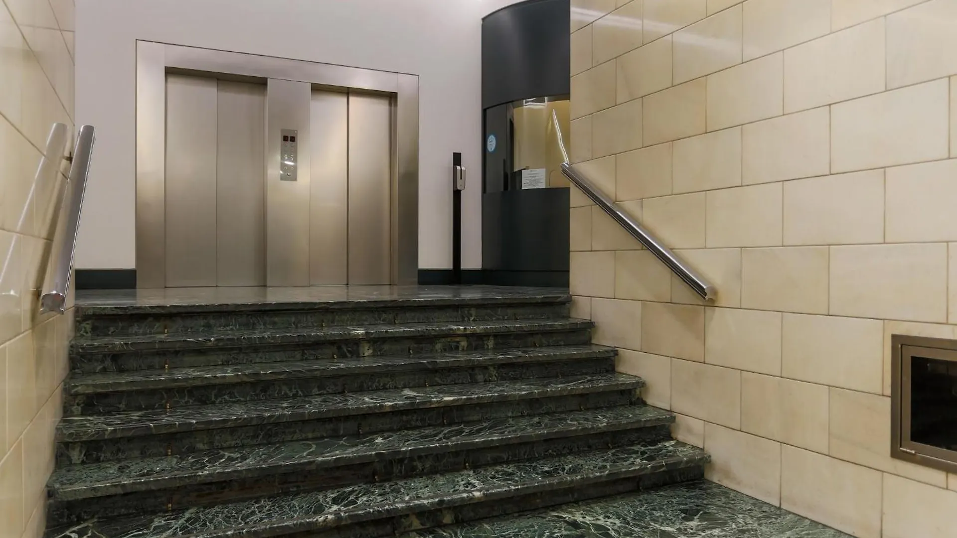 The Best Rent - Modern One Bedroom Apartment In San Babila Milan